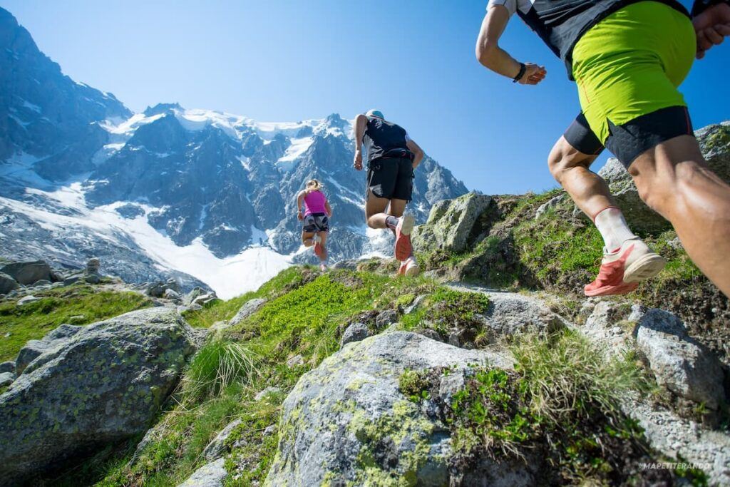 shutterstock_1275812887-2 3 personnes qui font du fast hiking en montagne